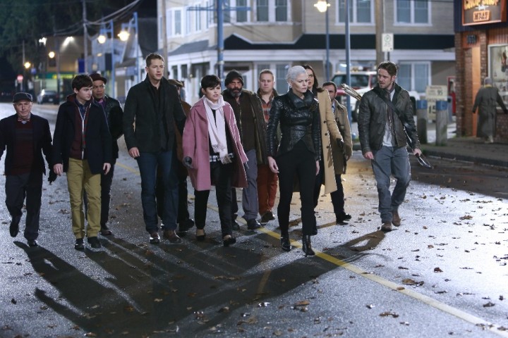 Once Upon a Time podcast 5x11 Swan Song - Emma with Charmings, Regina, Robin Hood, and dwarves in Storybrooke