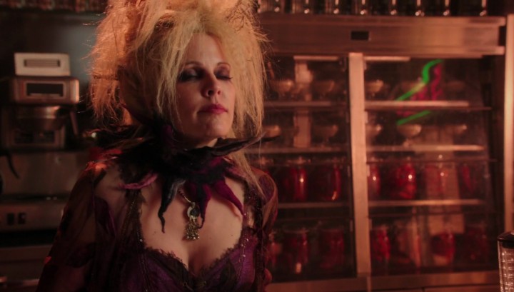 Once Upon a Time 5x12 Souls of the Departed - Blind witch in Granny's diner