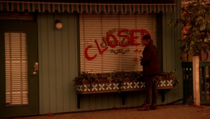 Once Upon a Time 5x12 Souls of the Departed - Spray-painting CLOSED on Any Given Sundae