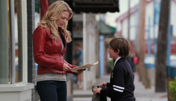 Once Upon a Time 5x15 The Brothers Jones - Emma holding the Evil Queen pages from 1x01 Pilot