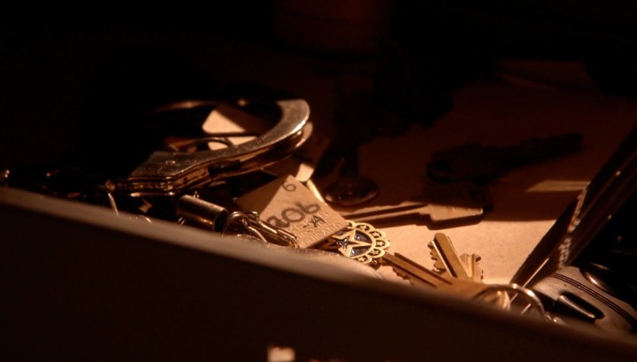 Once Upon a Time 5x15 The Brothers Jones - Room 206 A key in James's drawer at Sheriff's station in the Underworld