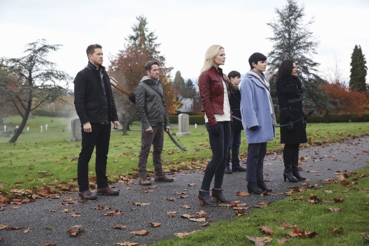 Once Upon a Time podcast 5x12 Souls of the Departed - Charming, Robin Hood, Emma, Mary Margaret, Henry and Regina at the graveyard