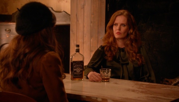 Once Upon a Time 5x18 Ruby Slippers - Zelena drinking with the bookworm Belle in the Underworld