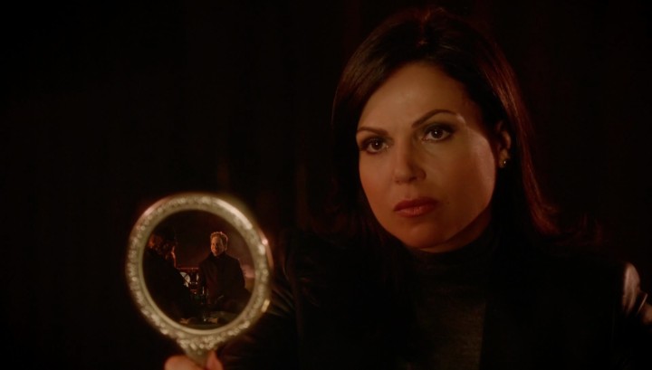 Once Upon a Time 5x19 Sisters - Regina spies Zelena using Zelena's mirror
