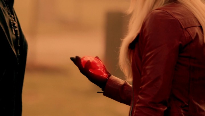 Once Upon a Time 5x20 Firebird - Emma holding her heart