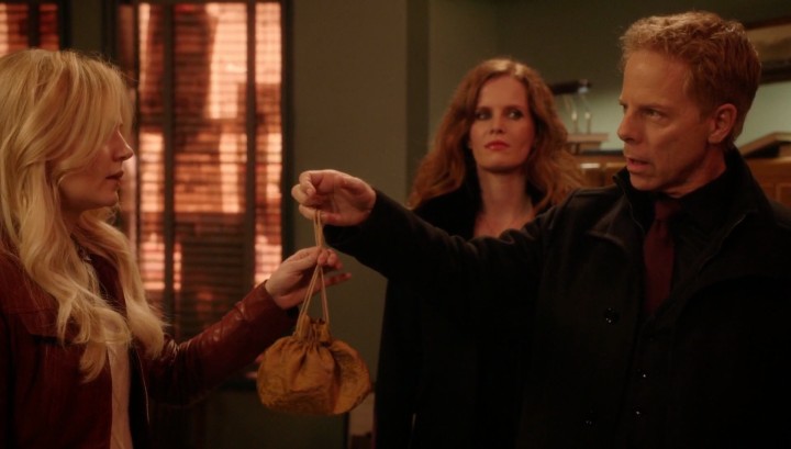 Once Upon a Time podcast 5x20 Firebird - Hades gives Emma's heart in a brown bag
