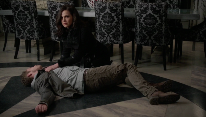 Once Upon a Time 5x21 Last Rites - Regina holding Robin Hood dead lying on the ground