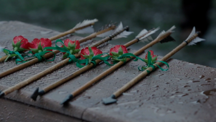 Once Upon a Time 5x21 Last Rites - Roses wrapped around arrows at Robin Hood's funeral