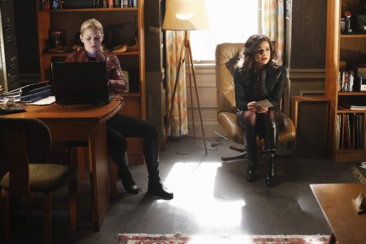 Once Upon a Time 5x22 Only You - Emma and Regina at Neal and Robin Hood's former New York apartment