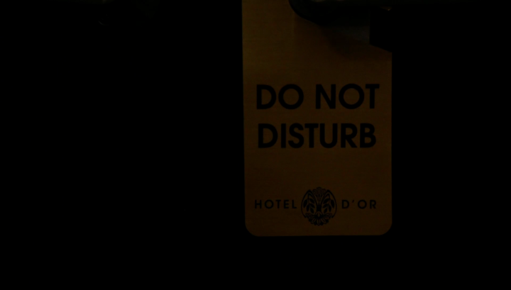 Once Upon a Time 5x23 An Untold Story - Hotel D'or Do Not Disturb door sign