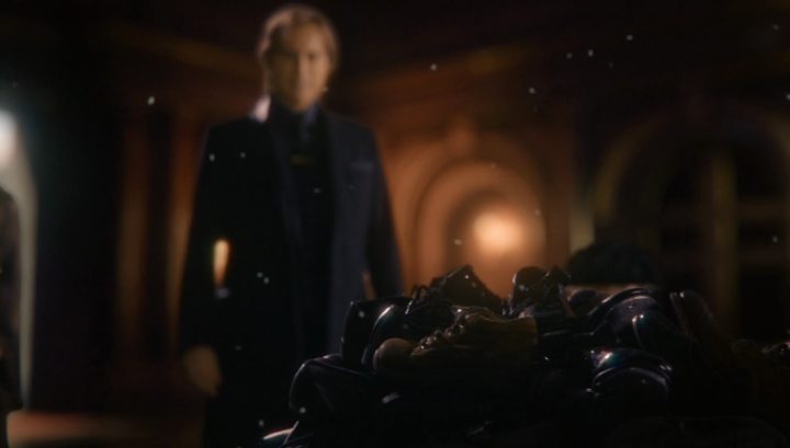 Once Upon a Time 6x01 The Savior - Kid's shoes in Rumple's castle Belle's dream