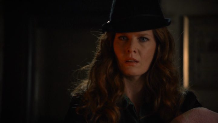 Once Upon a Time 6x01 The Savior - Zelena at home talking to the Evil Queen