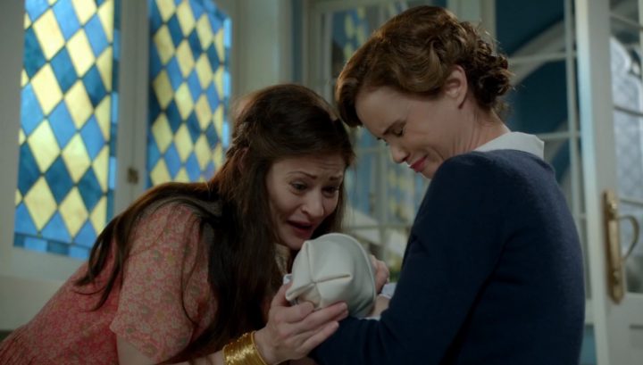 Once Upon a Time 6x09 Changelings - Belle gives baby Gideon to Blue Fairy