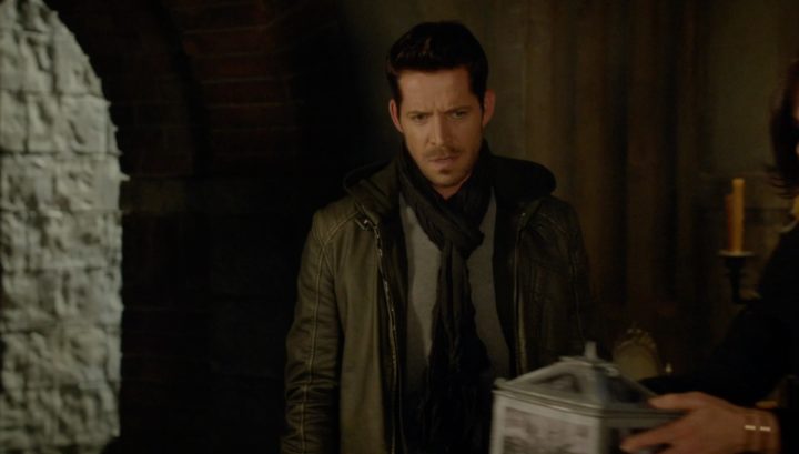 Once Upon a Time 6x12 Murder Most Foul - Wish Robin looking at the box