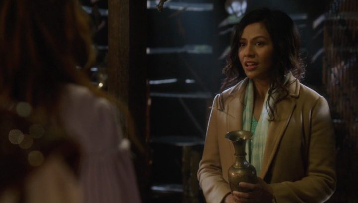 Once Upon a Time 6x15 A Wondrous Place - Jasmine holding Jafar's genie bottle