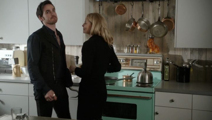 Once Upon a Time 6x18 Where Bluebirds Fly - Emma and Hook making pancakes