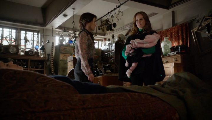 Once Upon a Time 6x18 Where Bluebirds Fly - Zelena leaves baby Robin with Belle